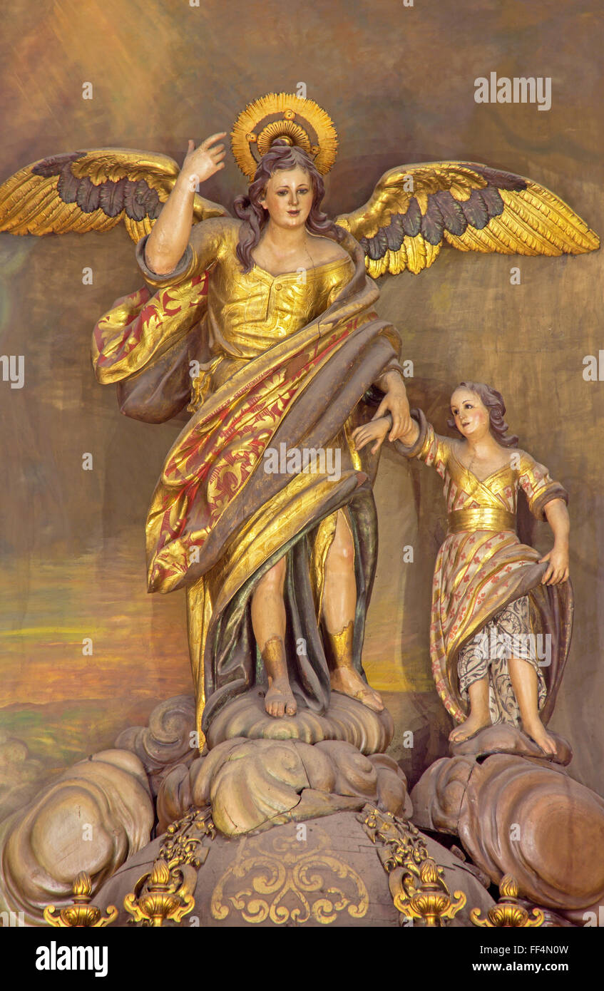 CORDOBA, Spanien - 27. Mai 2015: Die geschnitzten polychrome Statue des Erzengels Raphael (Santo Angel) Patron der Stadt vom 18. Jhdt. Stockfoto