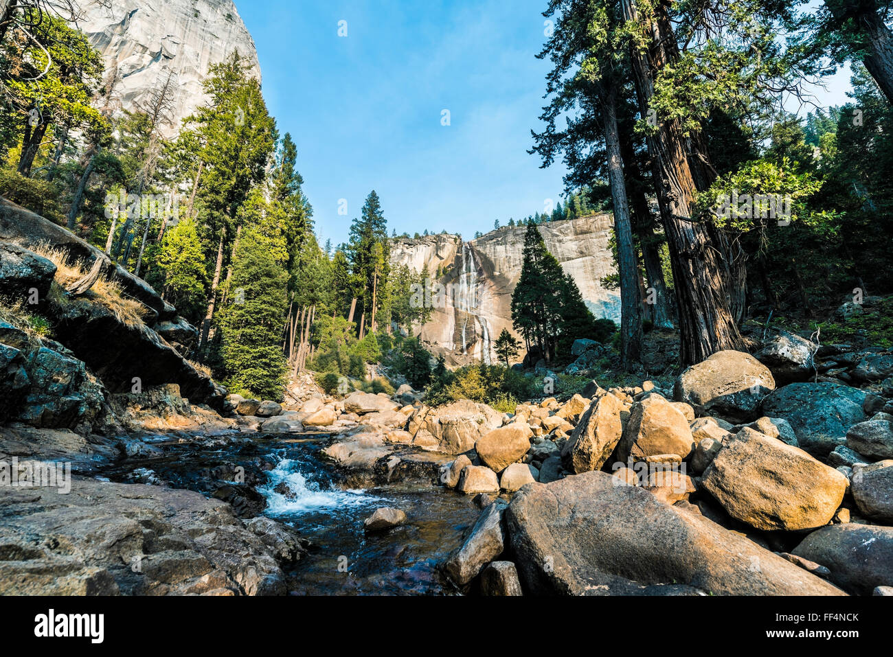 Merced River mit Nevada Herbst, Nebel Trail, Yosemite-Nationalpark, Kalifornien, USA, Nordamerika Stockfoto