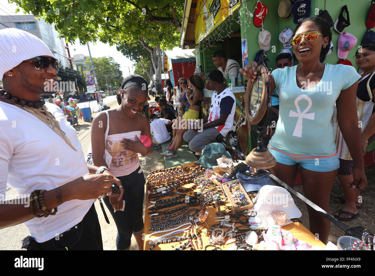 Eine Schmuck-Hersteller verkauft handgemachte Gegenstände während der Parade der Bänder in der Königin-Park-Savanne. Stockfoto