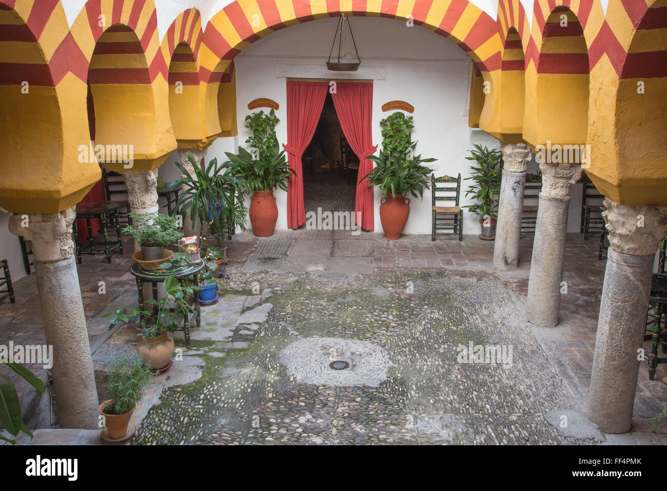 CORDOBA, Spanien - 26. Mai 2015: Kleine mittelalterliche externe Atrium des Banos Arabes mit der in der Regel Bögen. Stockfoto