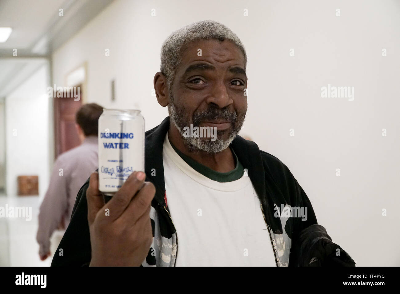 Washington, Halbin Columbia, USA. 3. Februar 2016. Flint, Michigan ansässige zeigt eine Dose trinken von Wasser vor dem Eintritt in den Kongreßhörfähigkeiten auf die Flint-Wasser-Krise. © Joel Plummer/ZUMA Draht/Alamy Live-Nachrichten Stockfoto