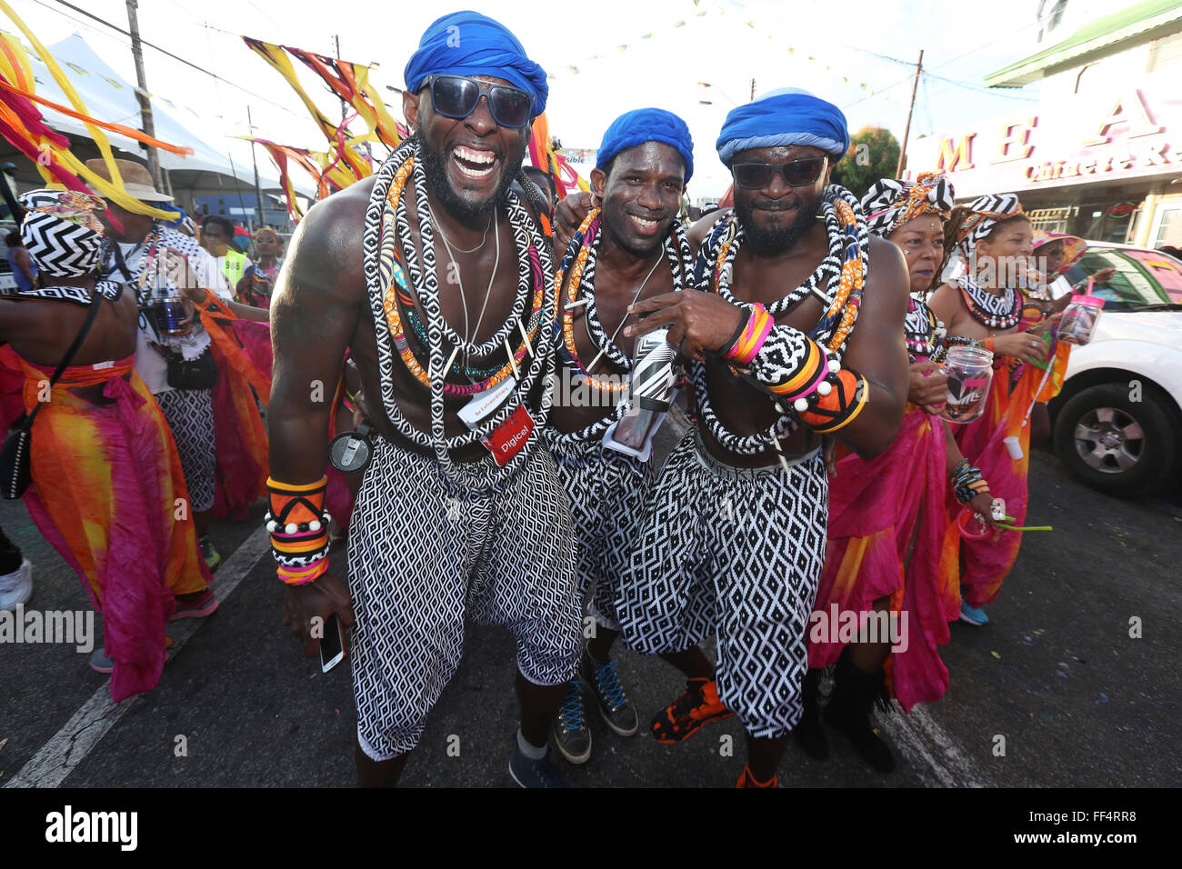 Port Of Spain, Trinidad. 9. Februar 2016. Mitglieder der Band "The Lost Tribe" präsentiert von Stamm, führen während der Parade der Bands auf der Ariapita Avenue im Rahmen von Trinidad und Tobago Karneval am 9. Februar 2016 in Port Of Spain, Trinidad. Bildnachweis: SEAN DRAKES/Alamy Live-Nachrichten Stockfoto