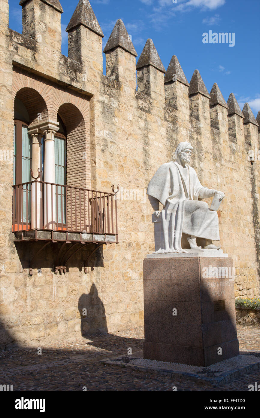 CORDOBA, Spanien - Mai 25,2015: Die Statue des mittelalterlichen arabischen Philosophen Averroes von Pablo Yusti Conejo (1967) und die Stadtmauer Stockfoto