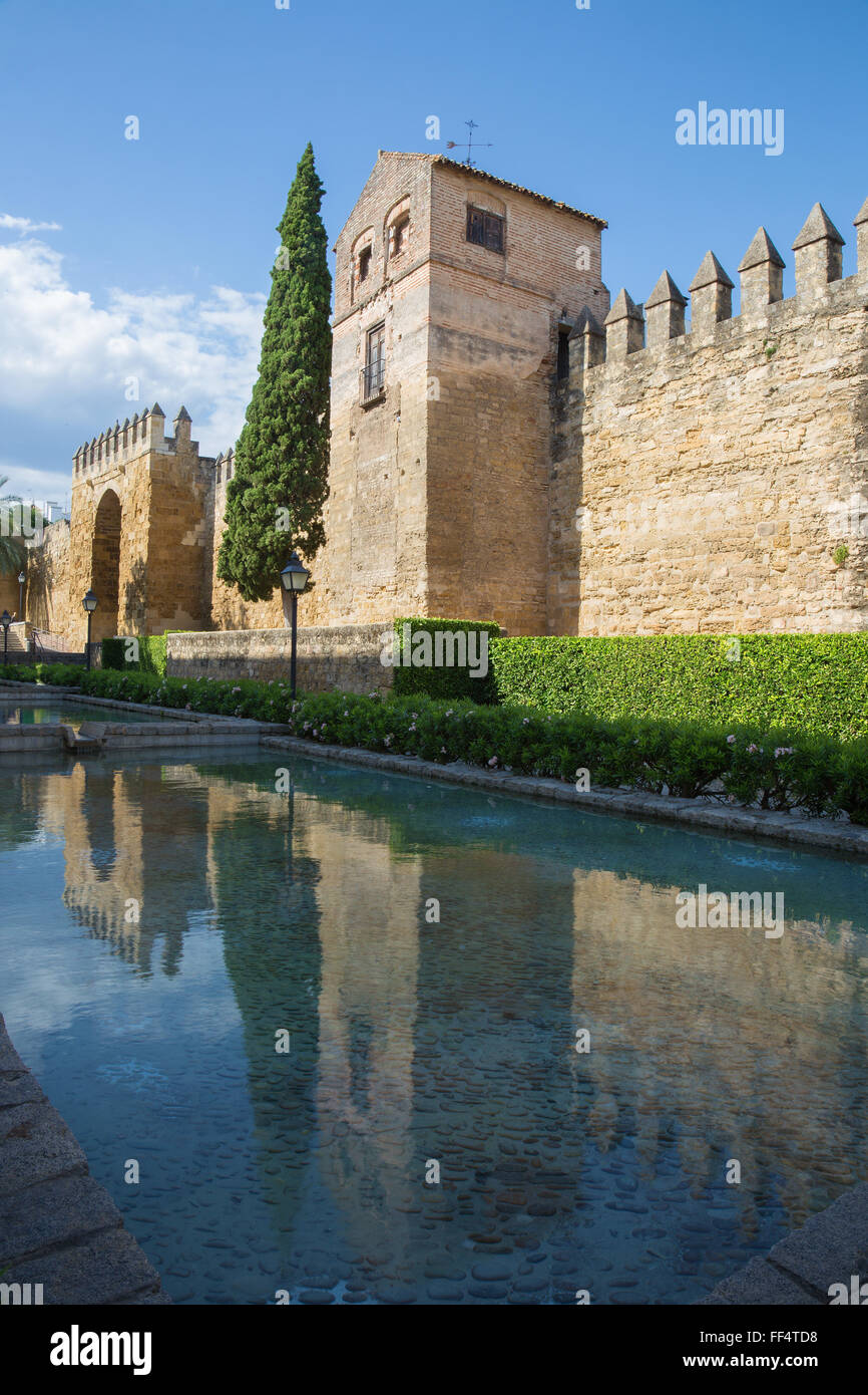 Cordoba - die mittelalterlichen Mauern der Stadt im Abendlicht und die Puerta del Almodovar Tor. Stockfoto