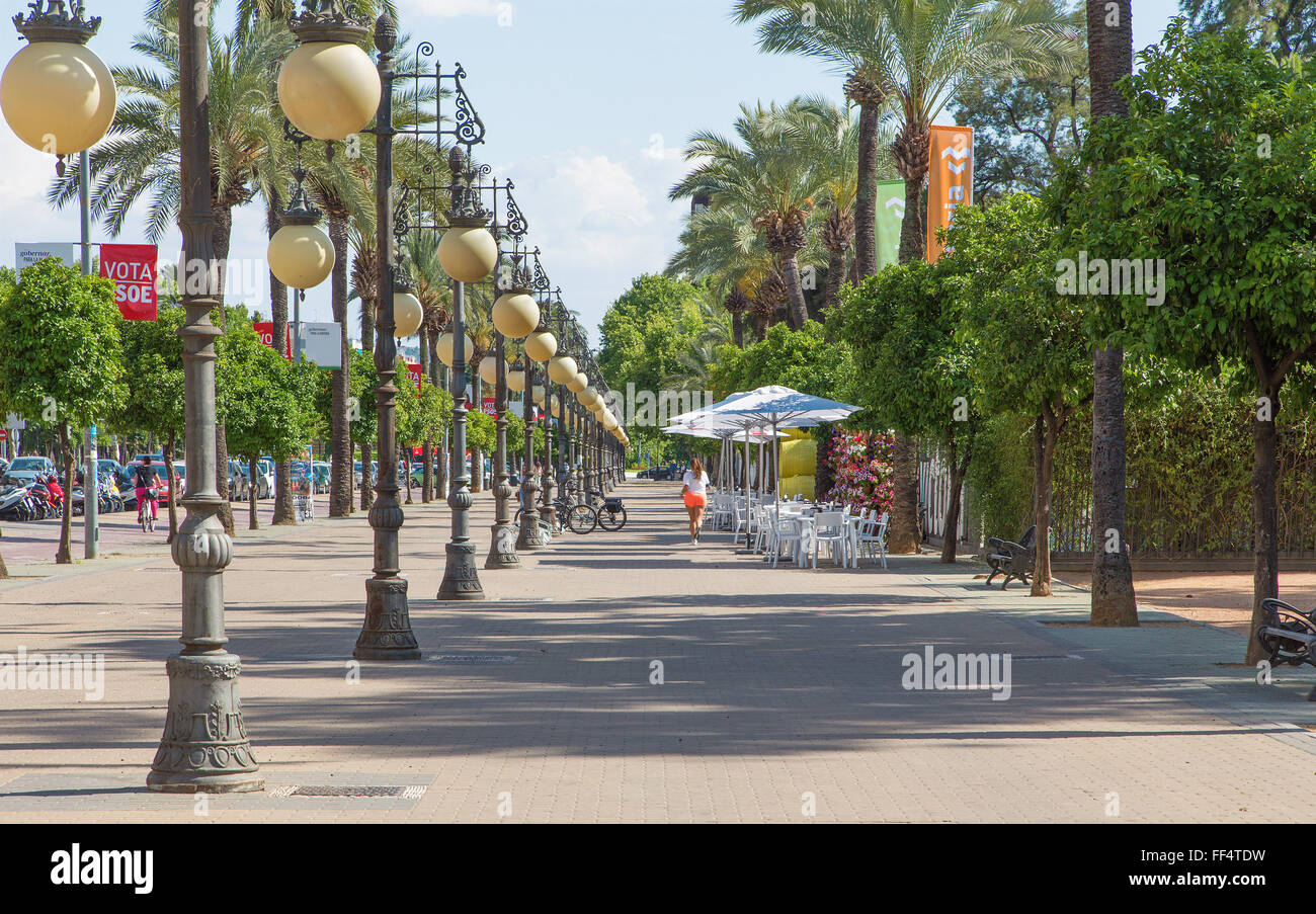 Córdoba, Spanien – 25. Mai 2015: Die Promenade der Straße Paseo De La Victoria. Stockfoto