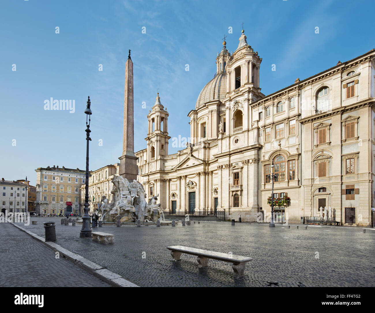 Rom, Italien - 27. März 2015: Piazza Navona und Fontana dei Fiumi von Bernini und Ägypter Obelisk und Santa Agnese in Agone Kirche Stockfoto