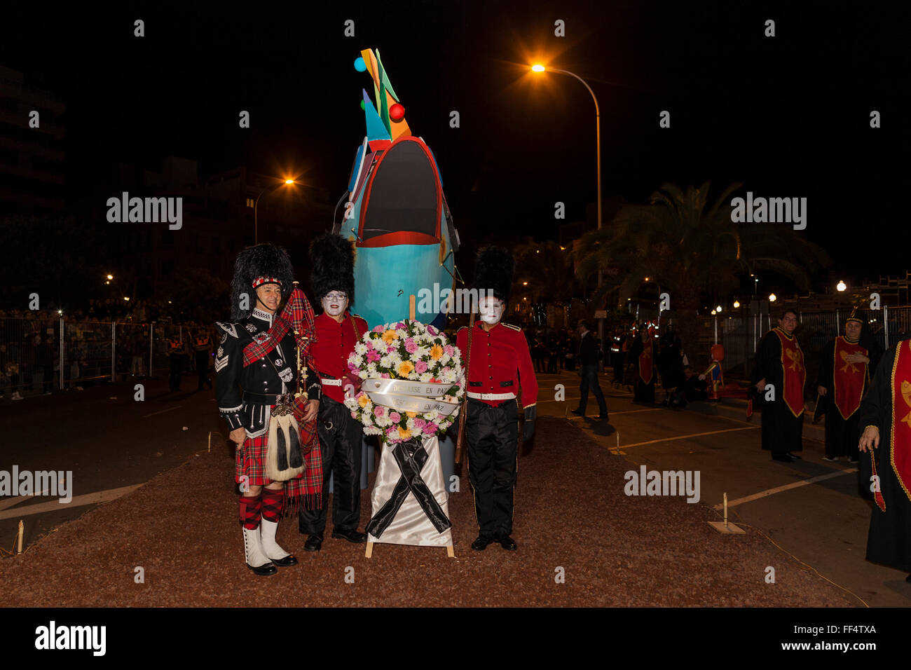 Santa Cruz, Teneriffa, 10. Februar 2016. Das Begräbnis der Sardine. Das traditionelle Ende zu Karneval in Santa Cruz De Tenerife. Eine riesige Sardine ist ein Trauerzug durch die Straßen, begleitet von Horden von Witwen, vor allem Männer in Frauenkleidern, um das Hafengebiet, wo es schließlich verbrannt ist, jammern übernommen. Stockfoto