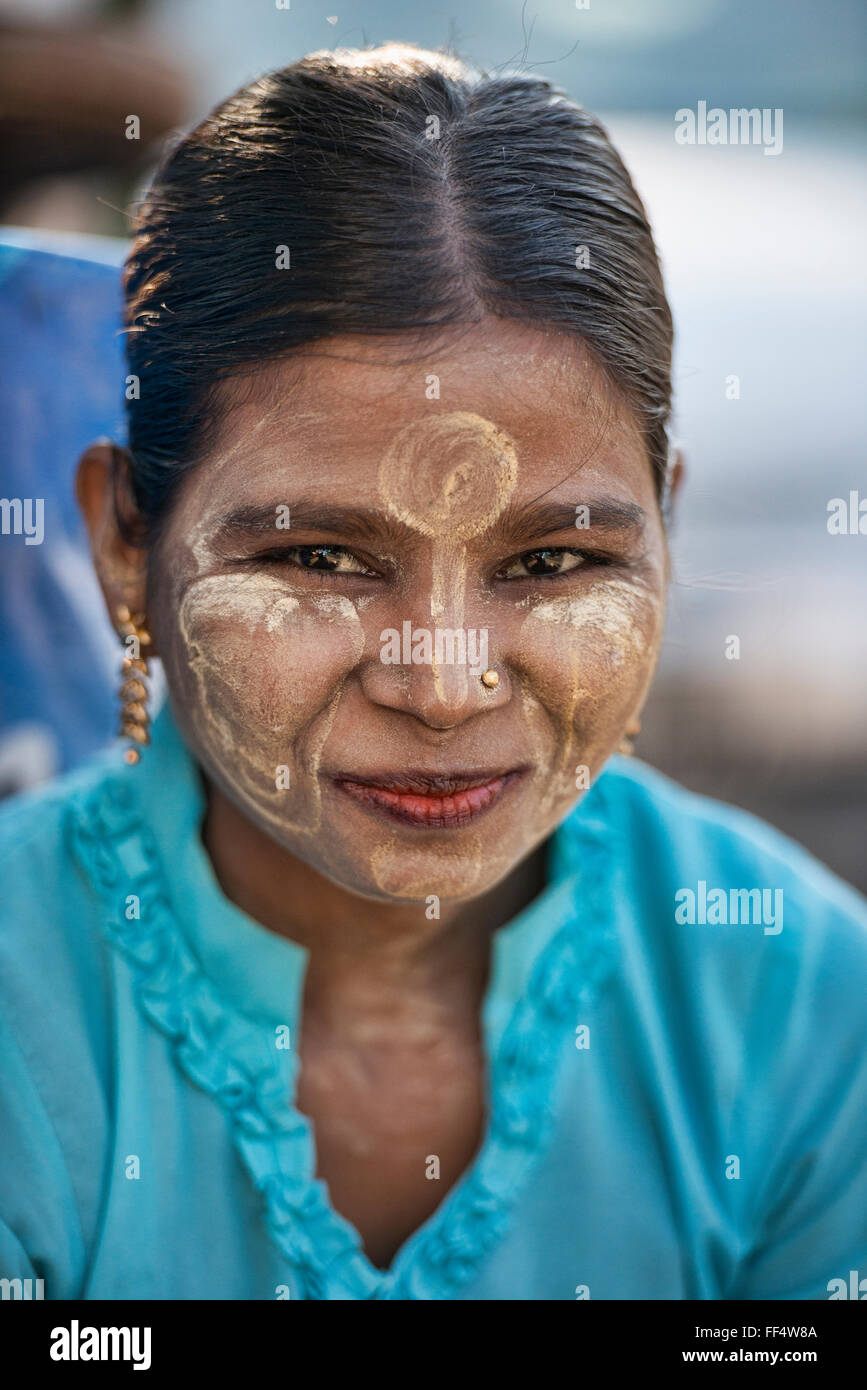 Mädchen mit Thanaka Paste in Yangon, Myanmar Stockfoto