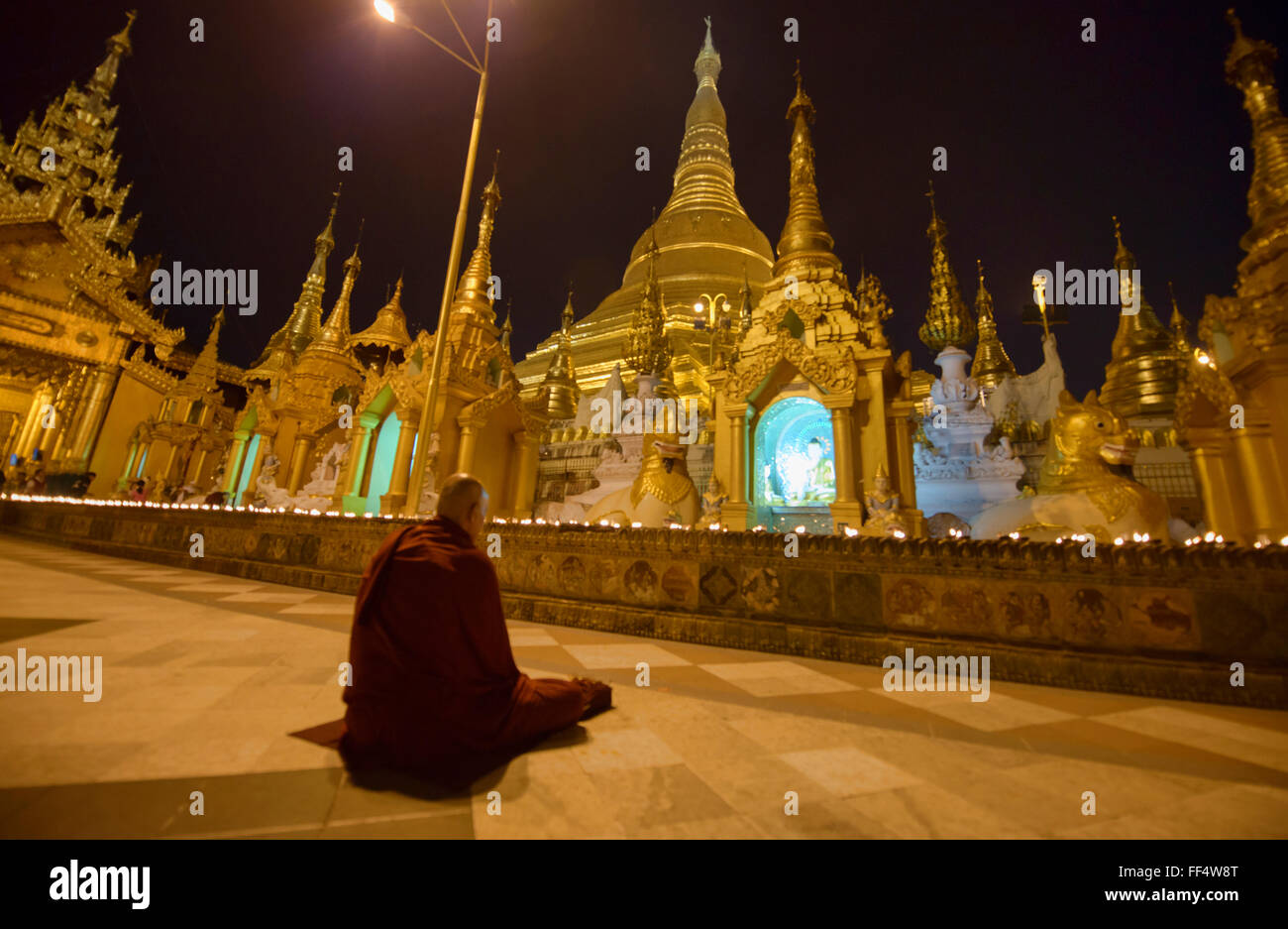 Mönch beten am Shwedagon Paya, die heiligste Wallfahrtsstätte in Yangon, Myanmar Stockfoto