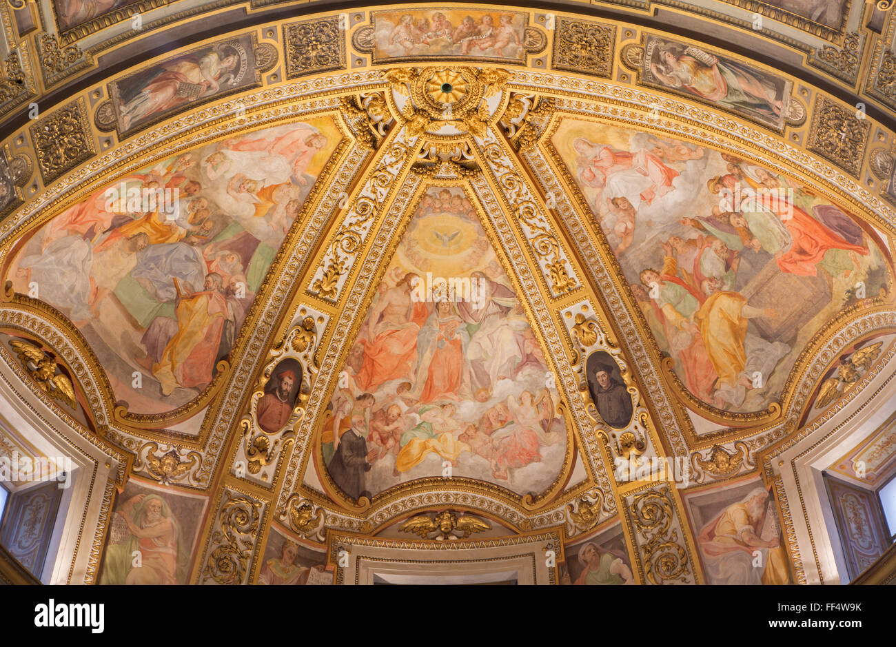Rom, Italien - 25. März 2015: Das Fresko im Seite Apsis der Kirche Chiesa San Marcello al Corso von Francesco Salviati (1563). Stockfoto