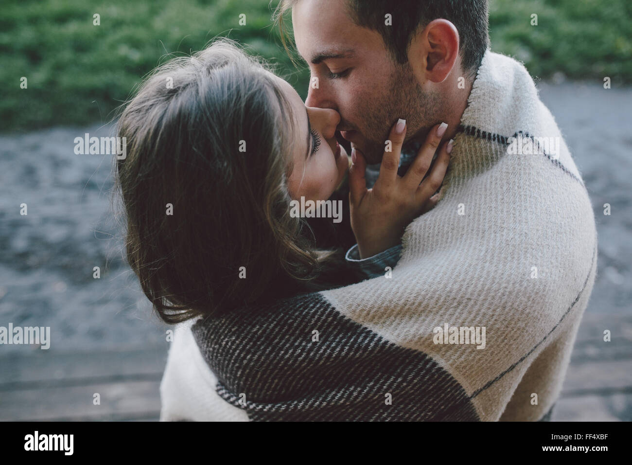 Junges Paar in Plaid gewickelt Stockfoto