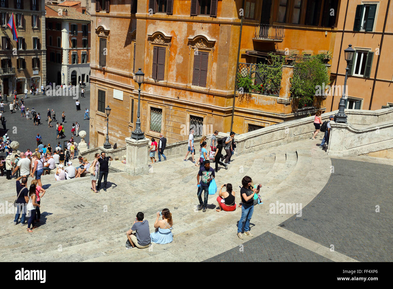Die spanische Treppe in Rom auf der Suche nach unten zur Piazza di Spagna. Stockfoto