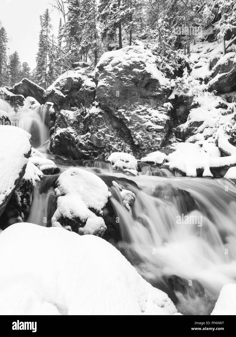 Wasserfall im Schnee, gefrorener Wasserfall, verschneiten kalten Wasser des North River, russische Art Stockfoto