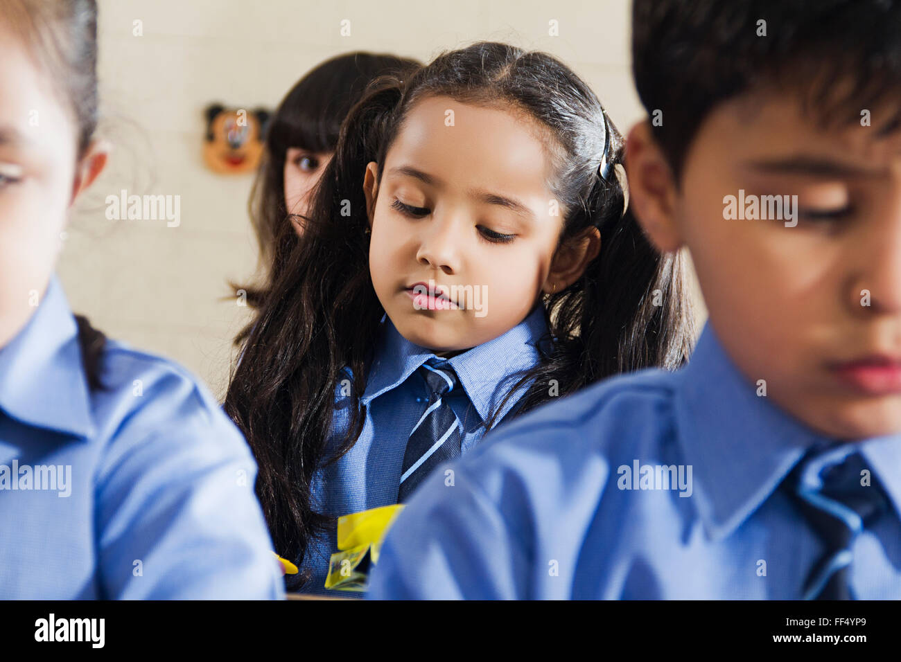 4 indische Schulkinder Klassenzimmer ein Studium Stockfoto