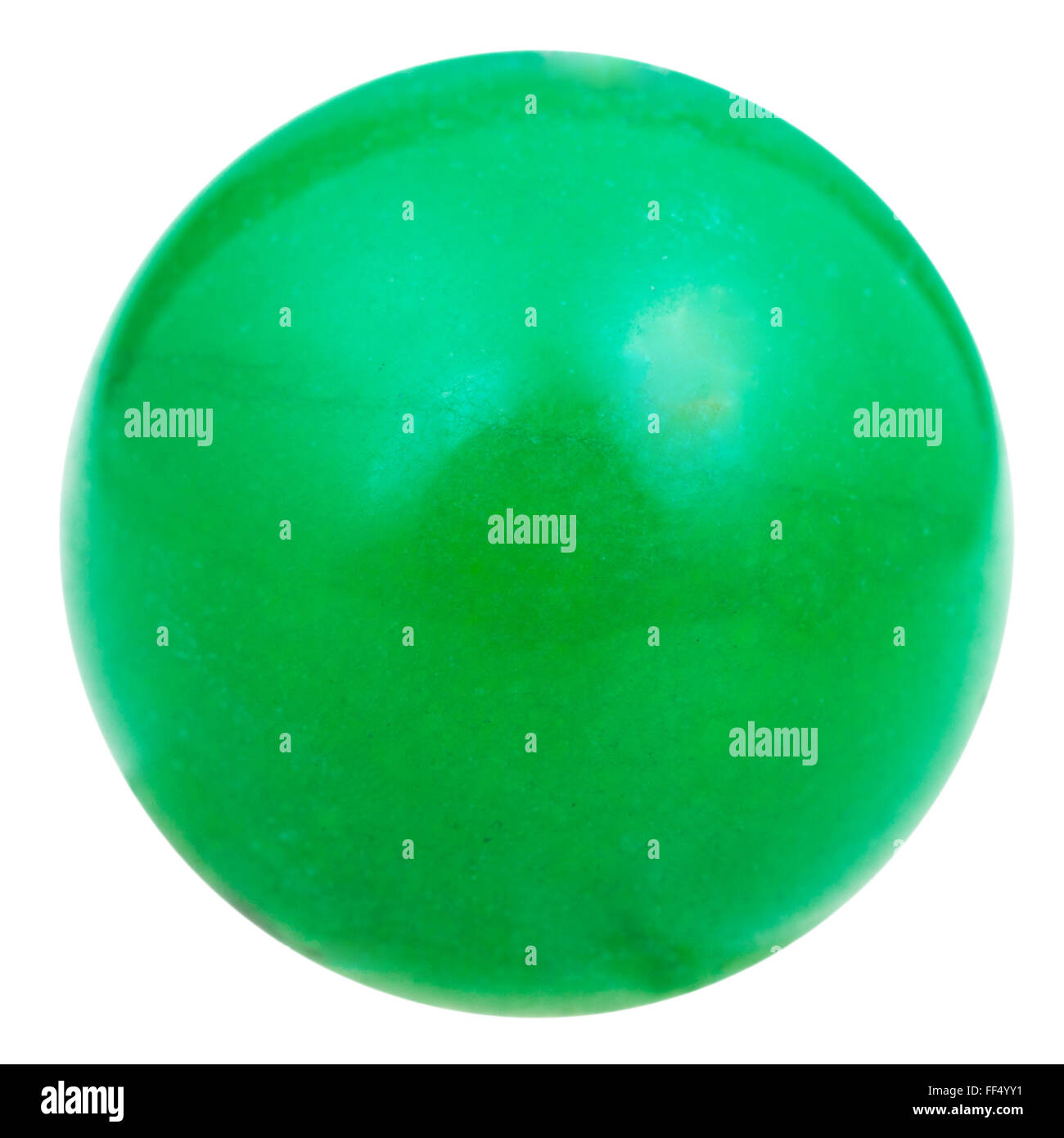 Ball vom grünen Naturjuwel Mineral Stein Aventurin isoliert auf weißem Hintergrund Stockfoto