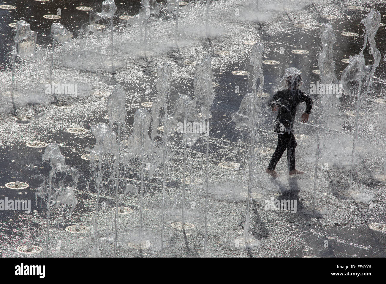 JERUSALEM, ISRAEL - 6. März 2015: Der spielende Knabe in den Brunnen von Teddy Park. Stockfoto