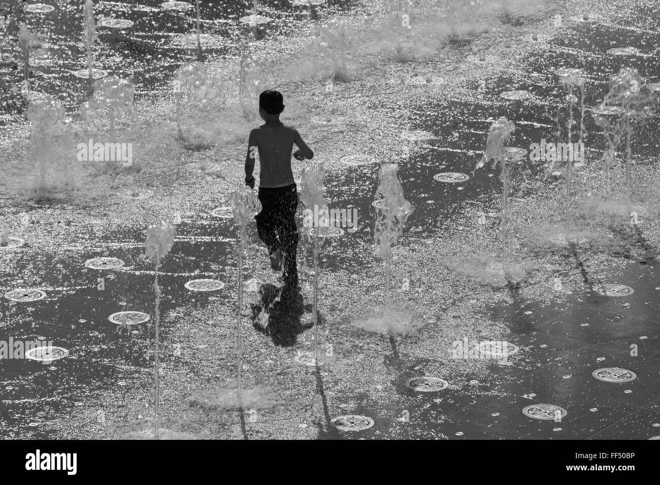 JERUSALEM, ISRAEL - 6. März 2015: Der spielende Knabe in den Brunnen von Teddy Park. Stockfoto