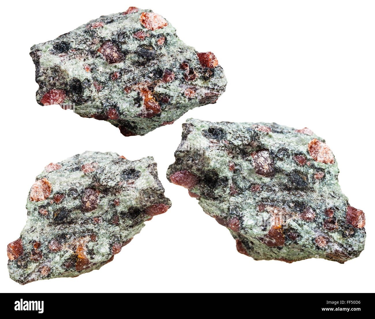 Makroaufnahmen von mineralischen Naturstein - drei Stücke von Eklogit aus Granat (rot) und Omphazit (grau-grün) Groundm Felsen Stockfoto