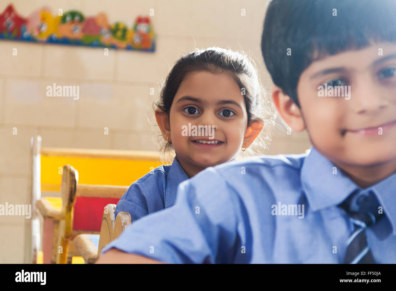 Asien Asien Asiaten Klassenzimmer Szenen Indien indische Inder innen Blick in die Kamera selbst versichert Selbstbewusstsein selbstbewusst Stockfoto