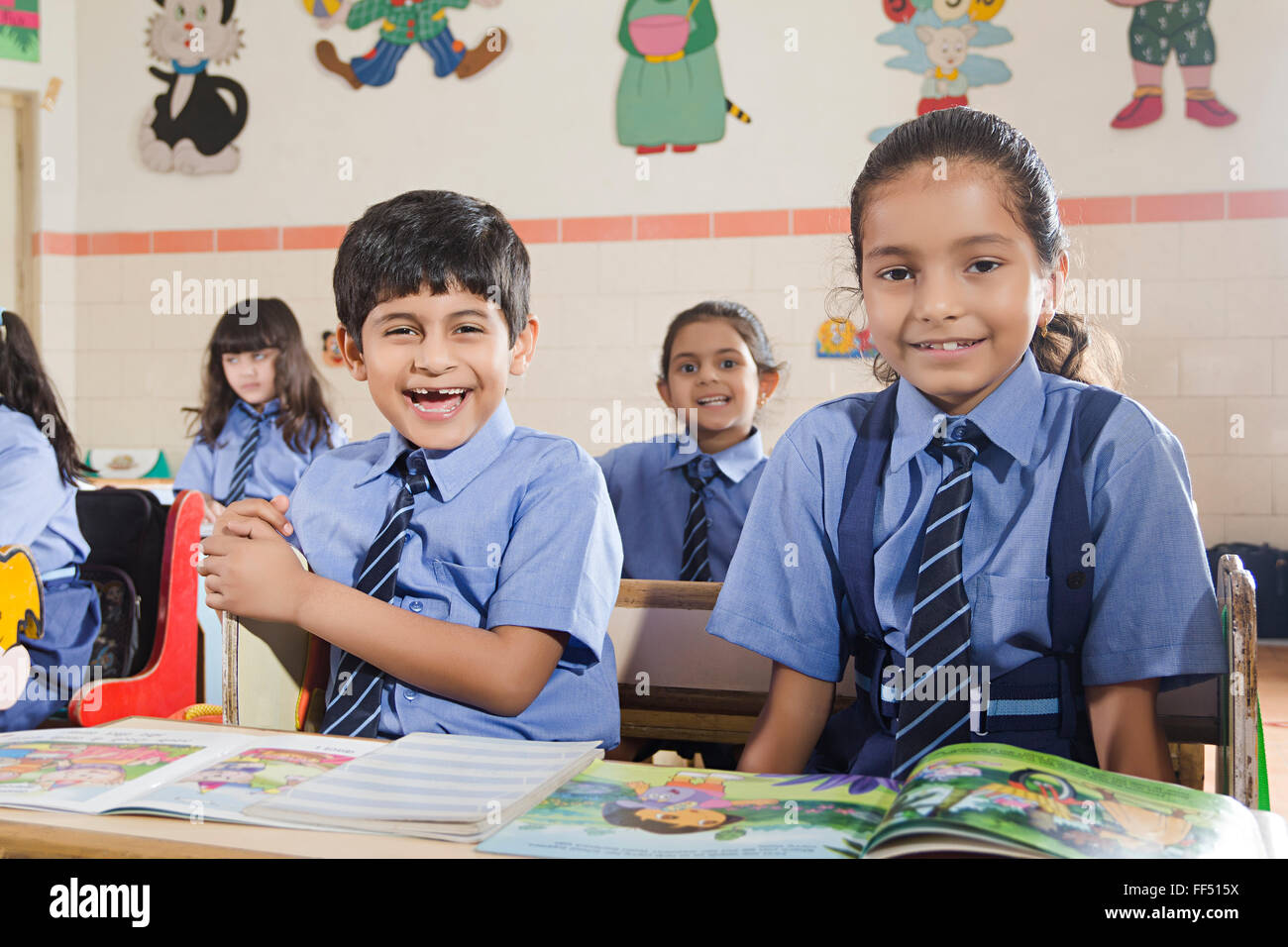 Asien Asien Asiaten Bänke Bücher Klassenzimmer Szenen Farben Bild berauschende menschliche Menschen Indien indische Indianer Individualität Stockfoto