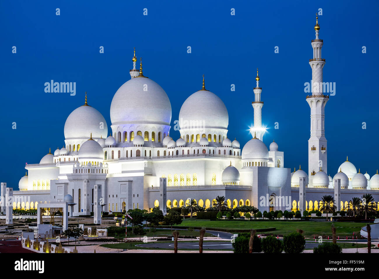 Blick auf berühmte Abu Dhabi Sheikh-Zayed-Moschee bei Nacht, Vereinigte Arabische Emirate. Stockfoto