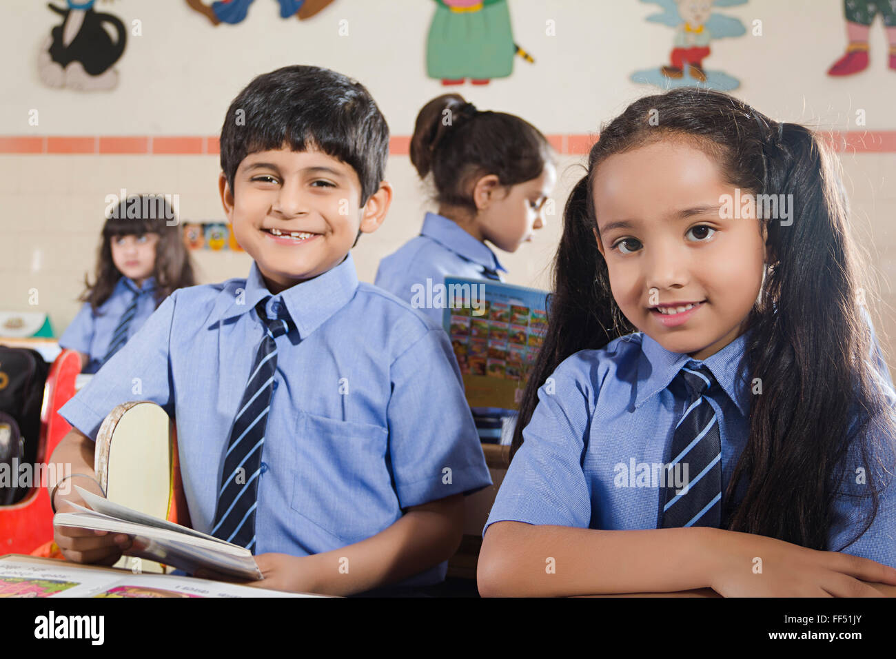 Asien Asien Asiaten Bänke fröhliche Heiterkeit Klassenzimmer Szenen Farben Bild zuversichtlich kreative Ideen Gruppen oder Menschenmassen die Hälfte Stockfoto