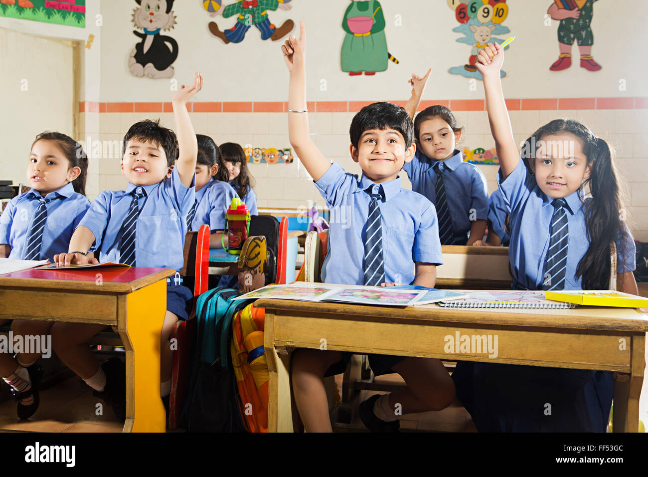 Arm Arme Asien Asiatische Asiaten Kleidung Bänke Fröhlichkeit Klassenzimmer Szene Klassenzimmer Szenen Klassenzimmer Kleidung Farben Bild Farbe Stockfoto