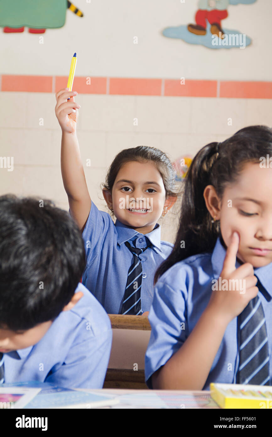 Arm Arme Asien Asiatische Asiaten Bänke fröhliche Heiterkeit Klassen Klassenkameraden Klassenzimmer Szenen Klassenräume Nahaufnahme Closeup Farbe Stockfoto
