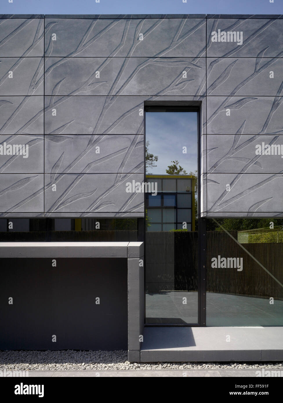 Detail der Eingang und Zweig Muster Fassade. Project X, Almere, Niederlande. Architekt: Rene van Zuuk, 2008. Stockfoto