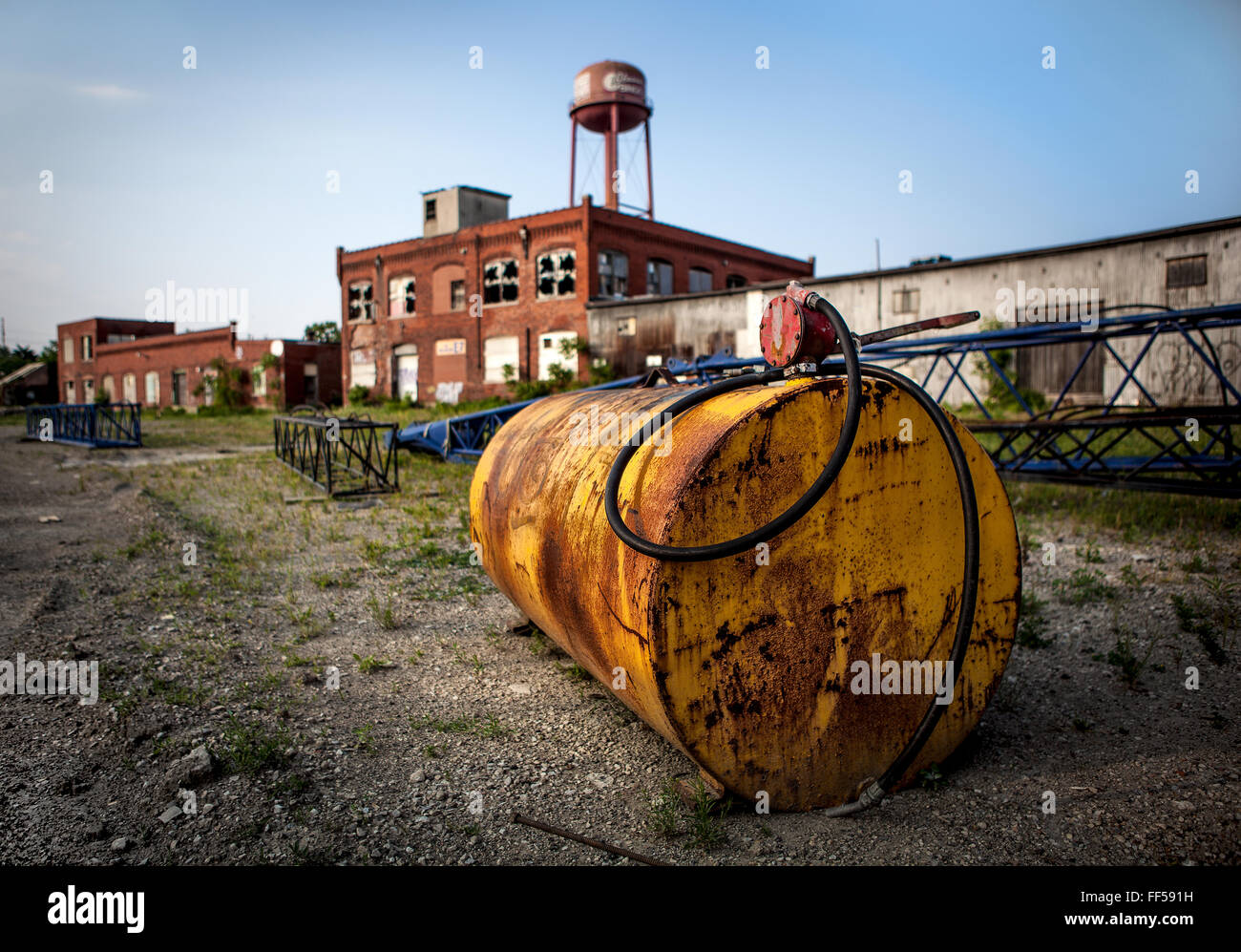 Öltank auf Industriegelände Stockfoto