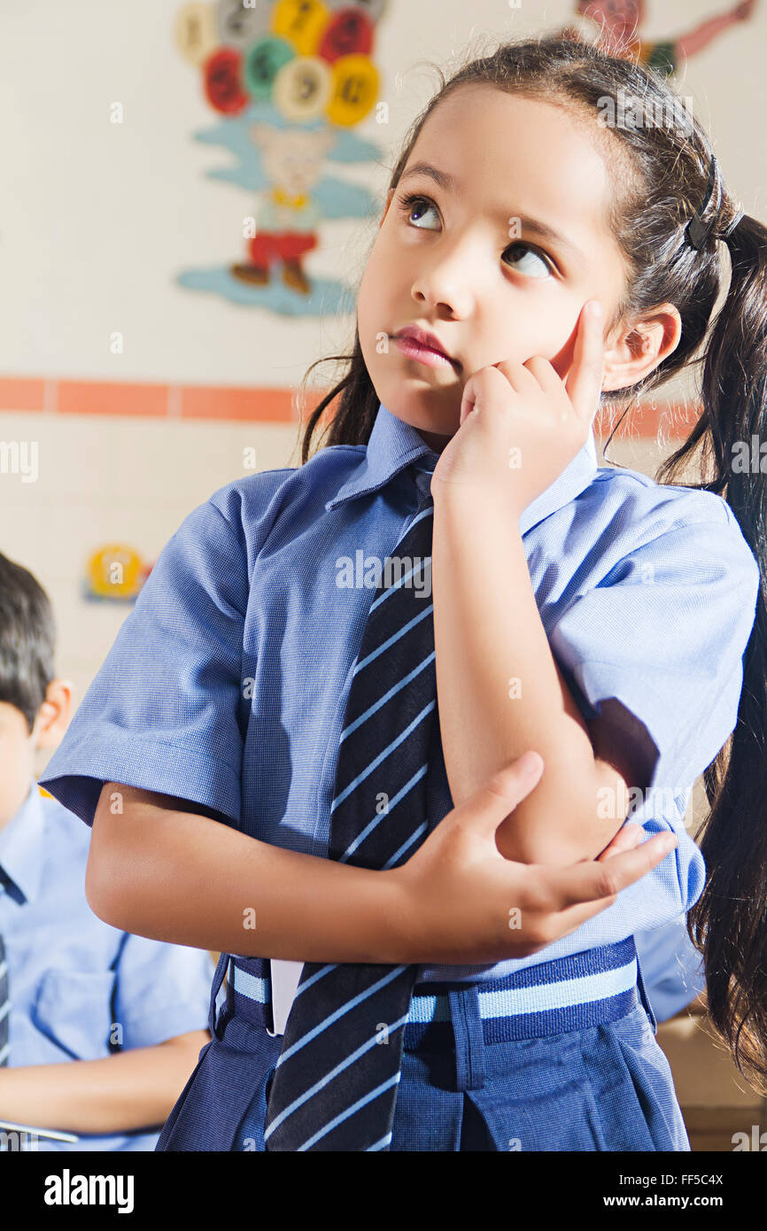 Ziel ist es mit dem Ziel Asien Asiatische Asiaten Bestrebungen Kind Kindheit Kinder Childs Klasse Klassenzimmer Szene Klassenzimmer Szenen kontemplative Stockfoto