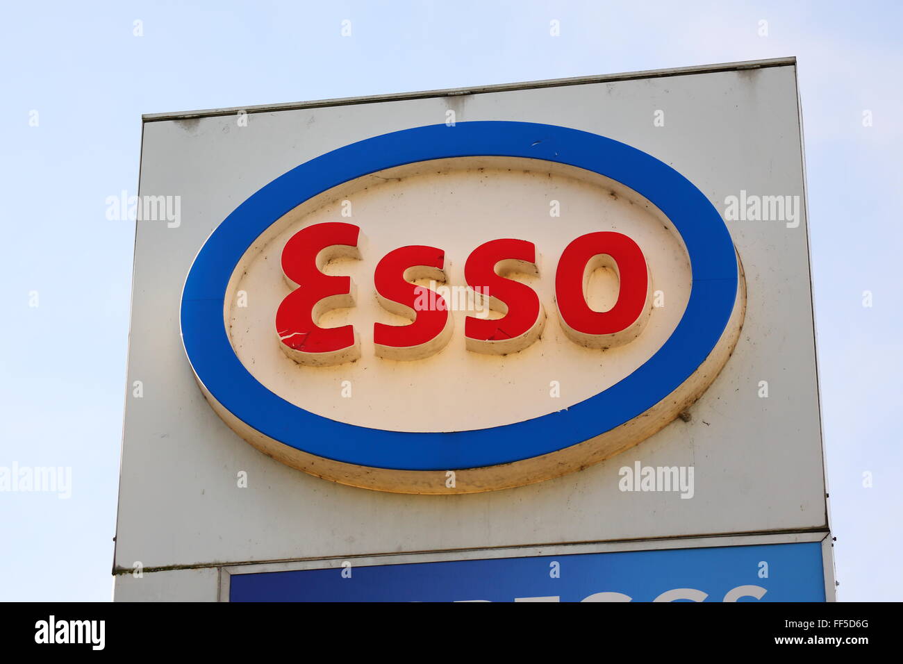 Esso-Schild an einem Benzin-Statio in der Nähe von Heathrow Airport, Großbritannien Stockfoto