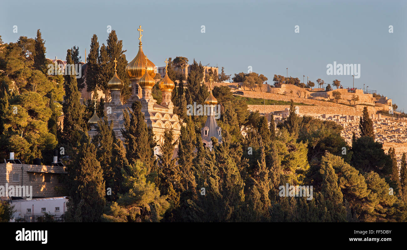 Jerusalem - die russische orthodoxe Kirche der Hl. Mary Magdalena auf dem Ölberg und der Friedhof im Abendlicht. Stockfoto