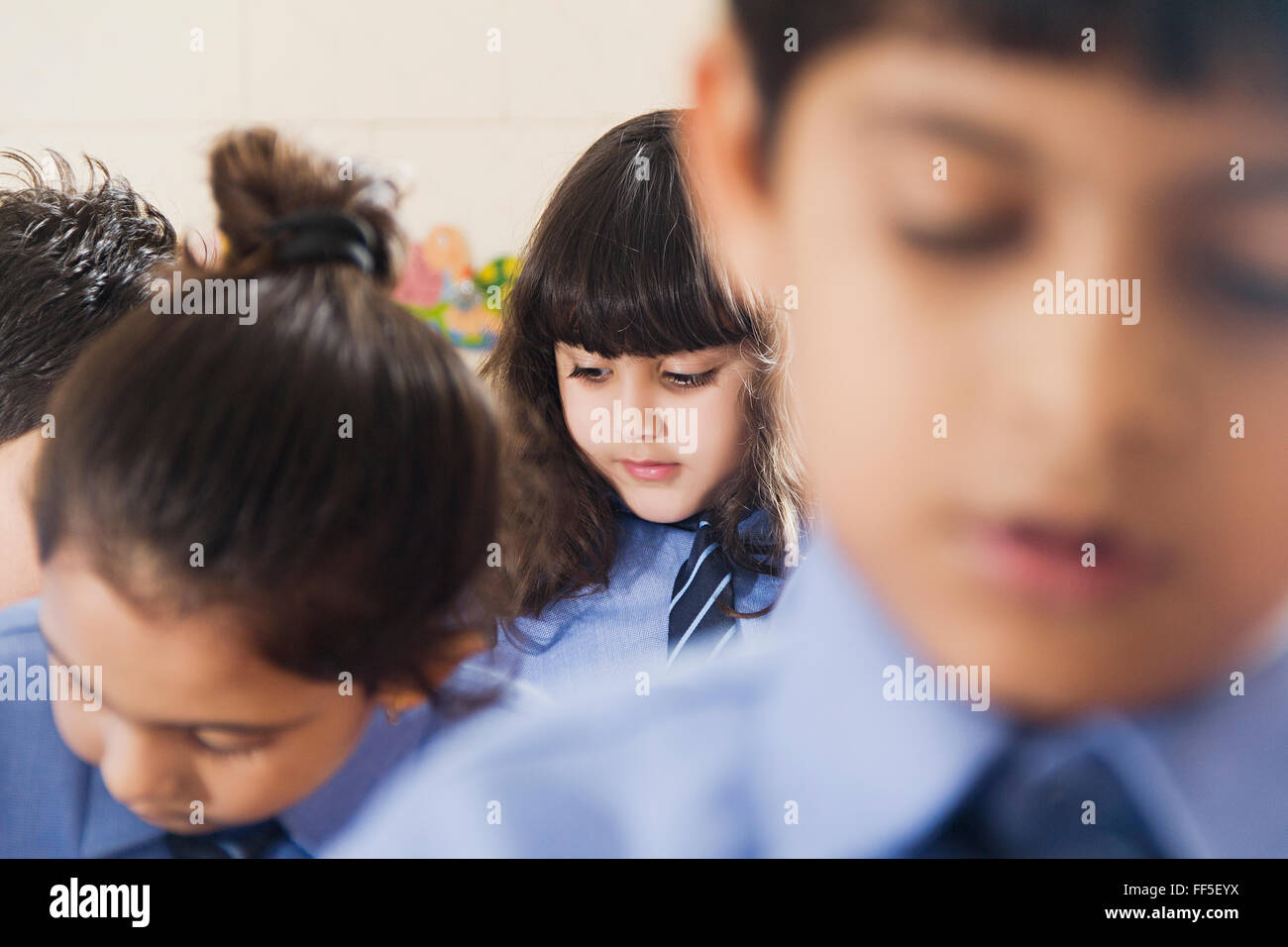Arm Arme Arme gekreuzt Asien Asiatische Asiaten Klassenzimmer Szene Klassenzimmer Szenen enge Up Closeup Farben Bild Farbe Bild kreativ Stockfoto