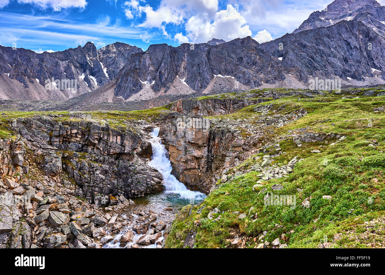 Wasserfall in die Schlucht. Bergtundra Ostsibiriens Stockfoto