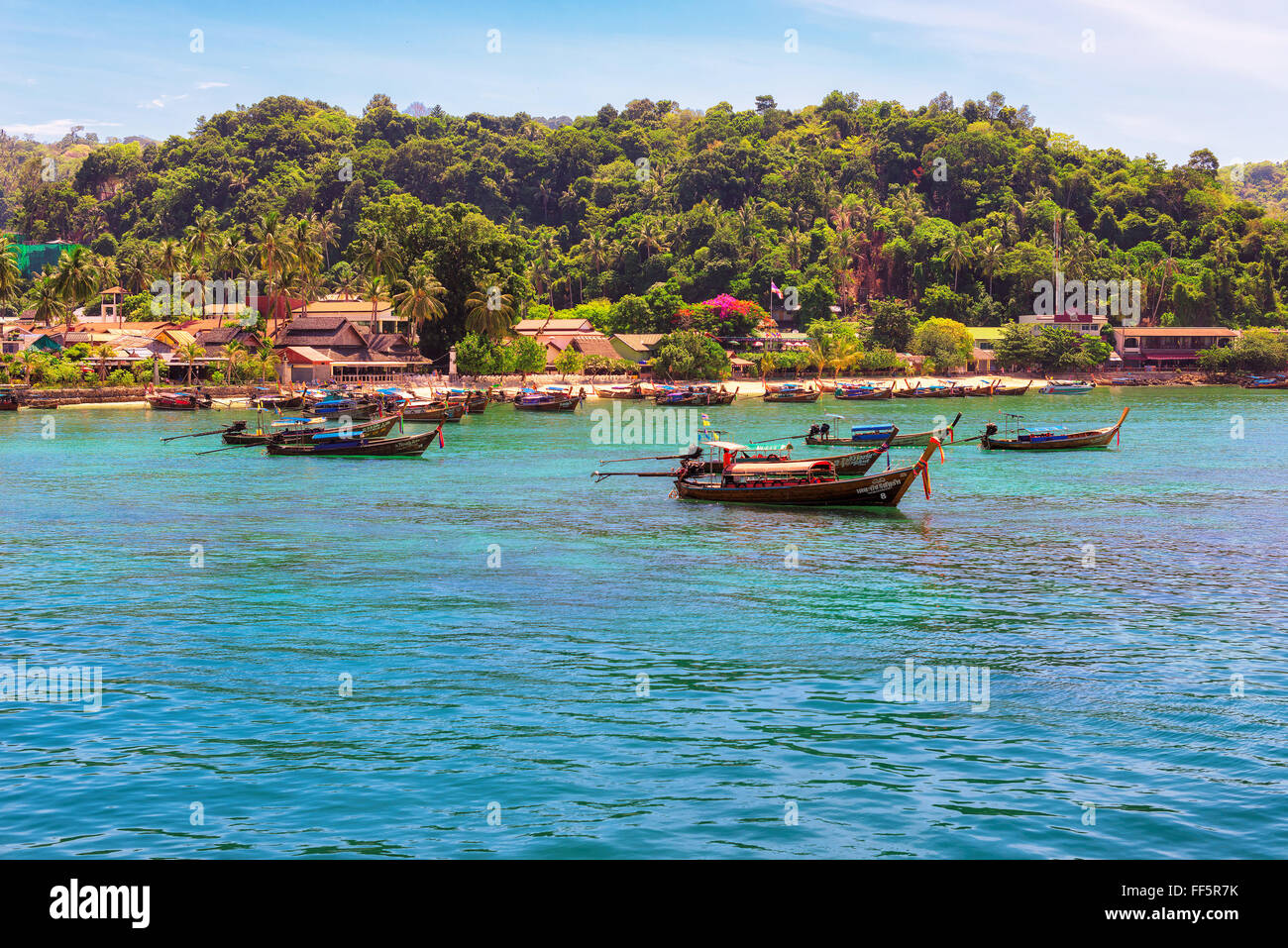 Long-Tail-Boote im Hafen Phi Phi Island, Krabi, Thailand Stockfoto