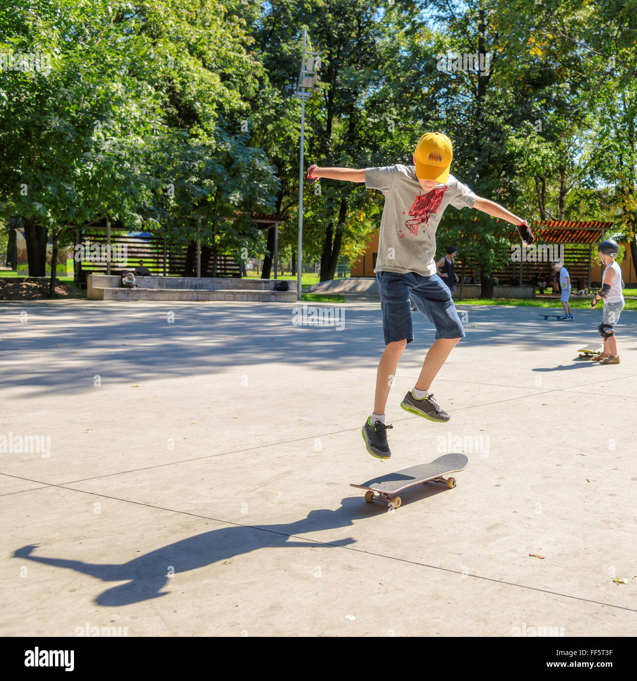 Springt der junge reitet auf einem Skateboard, Übungen Stockfoto