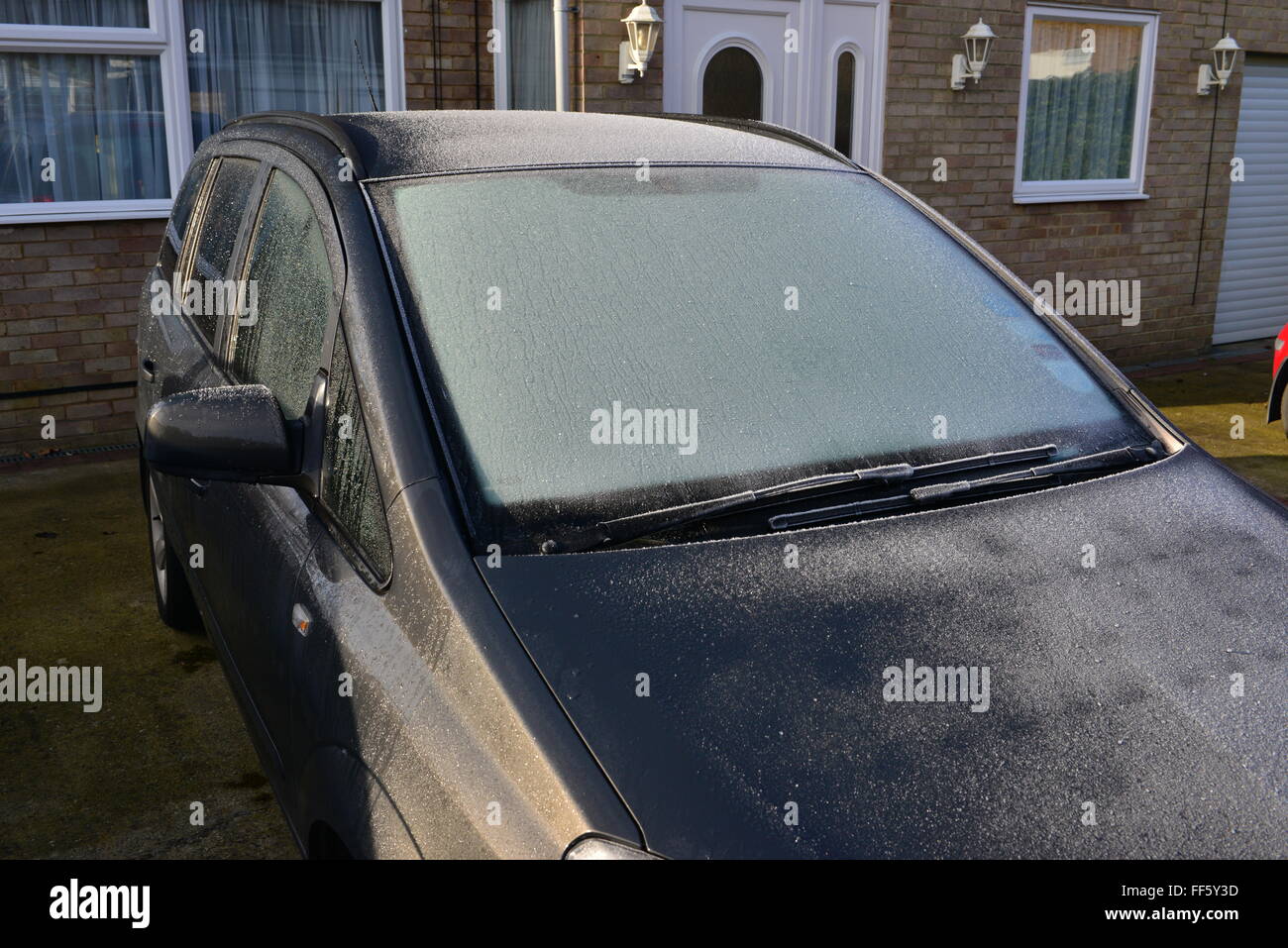 Eine gefrorene Auto Windschutzscheibe im Vereinigten Königreich Stockfoto