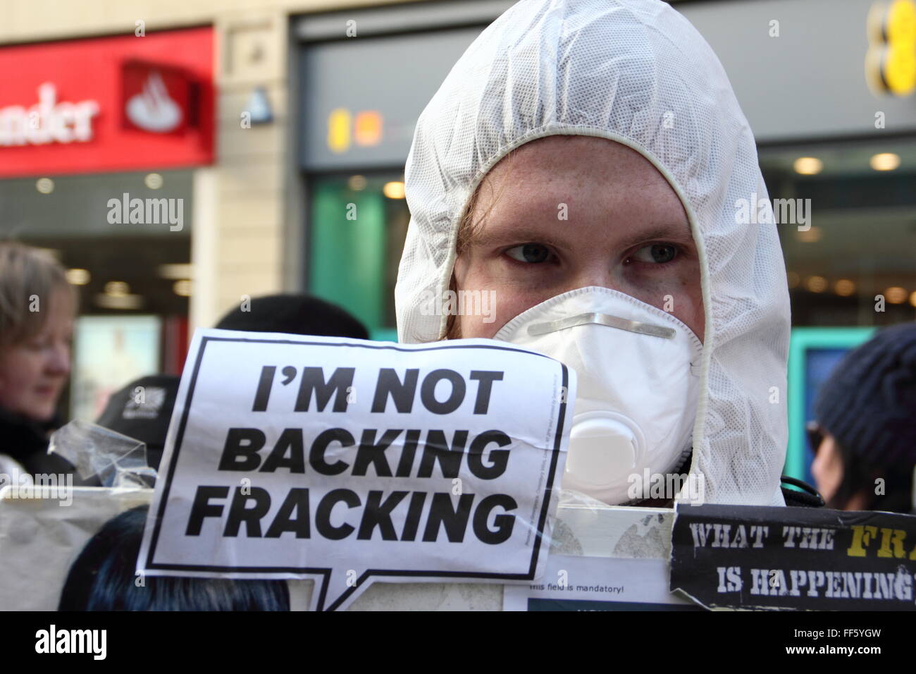 Demonstranten in Sheffield Stadt Zentrum Kampagne gegen Fracking, Sheffield, South Yorkshire England UK Stockfoto