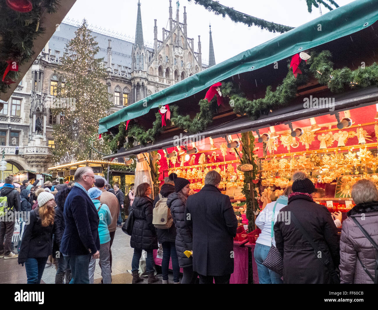 München Weihnachtsmarkt am Marienplatz mit Rathaus im Hintergrund - München, Bayern, Deutschland Stockfoto