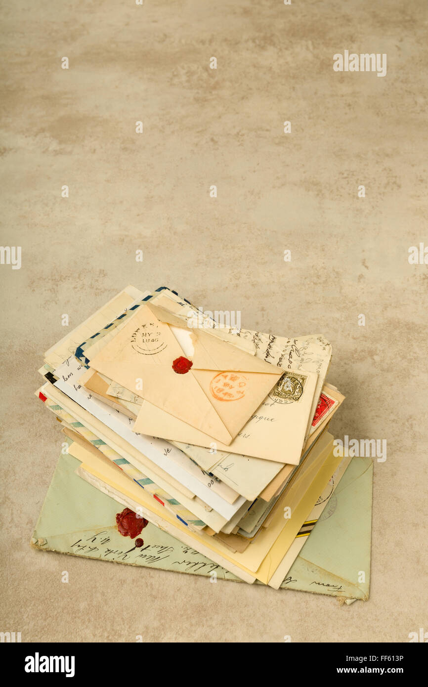 Alten Briefumschläge und Briefe gestapelt in einem Bündel Stockfoto