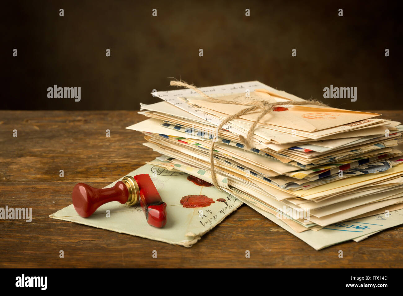 Wachs-Siegel neben ein Bündel Briefe von alten auf einem antiken Holztisch Stockfoto