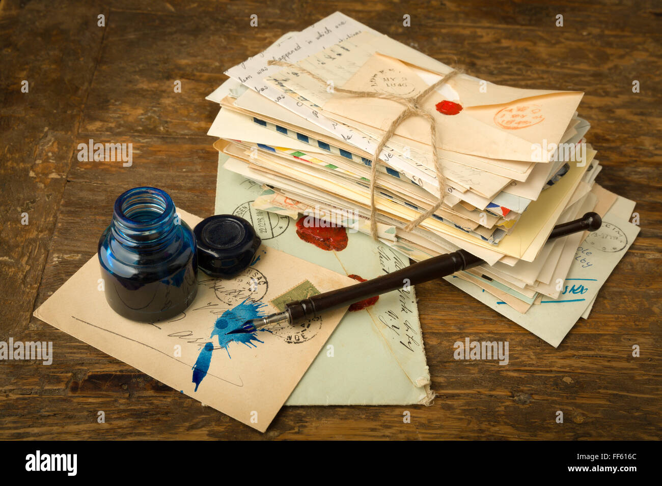 Vintage Tinte gut und Füllfederhalter auf einem Tisch mit alten Briefen Stockfoto