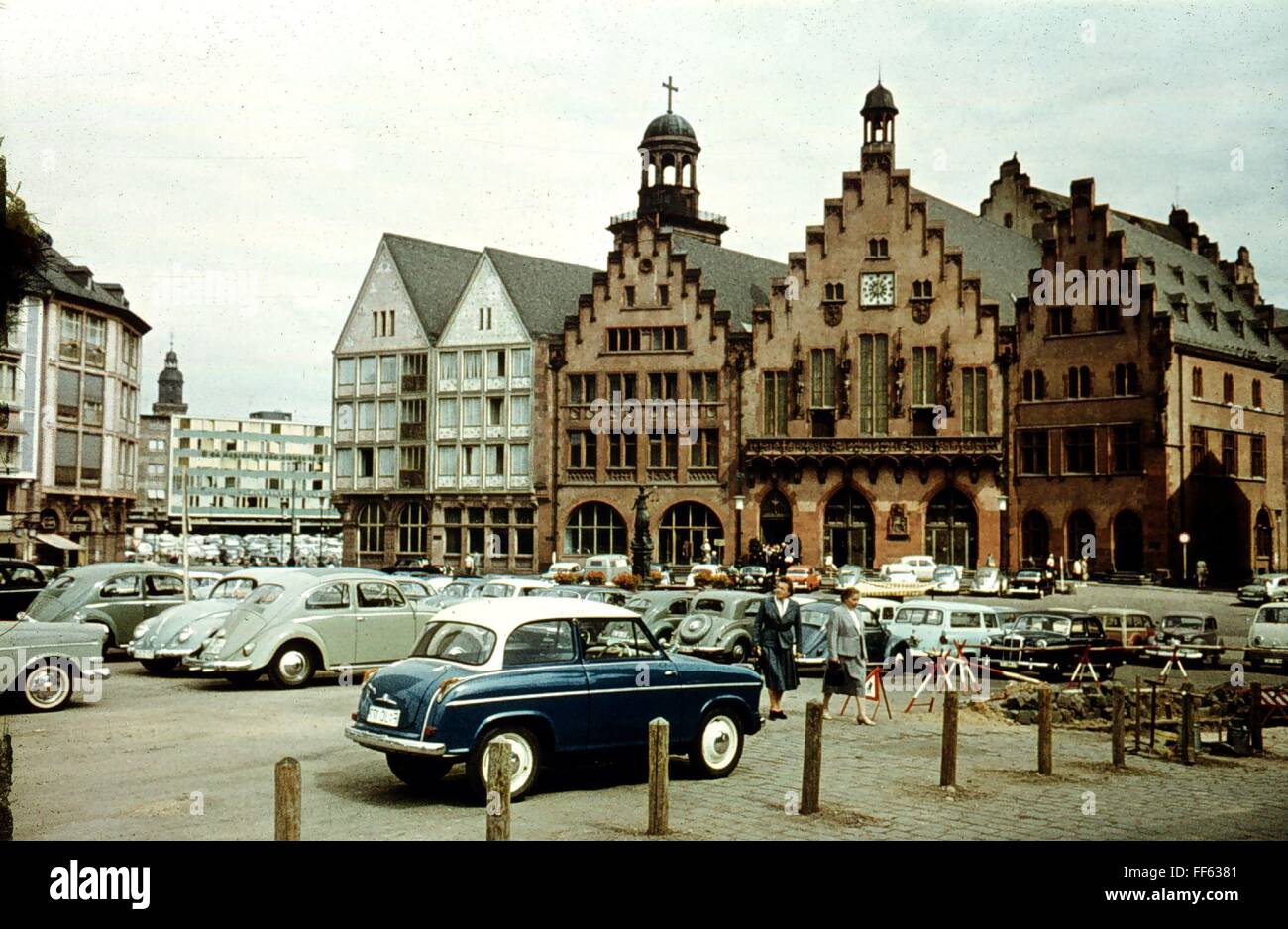 Transport / Transport, Straße, Oldtimer, Goggomobil, vor dem Frankfurter Römer, Frankfurt am Main, Deutschland, um 1959, zusätzliche-Rights-Clearences-nicht vorhanden Stockfoto