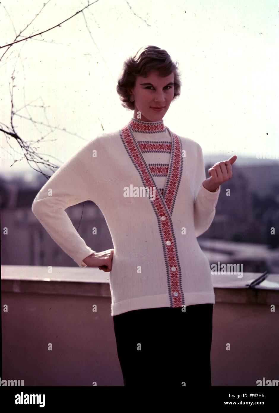 Mode, 50er Jahre, Damenmode, Frau trägt Twin Set, Zusatzrechte-Clearences-nicht verfügbar Stockfoto