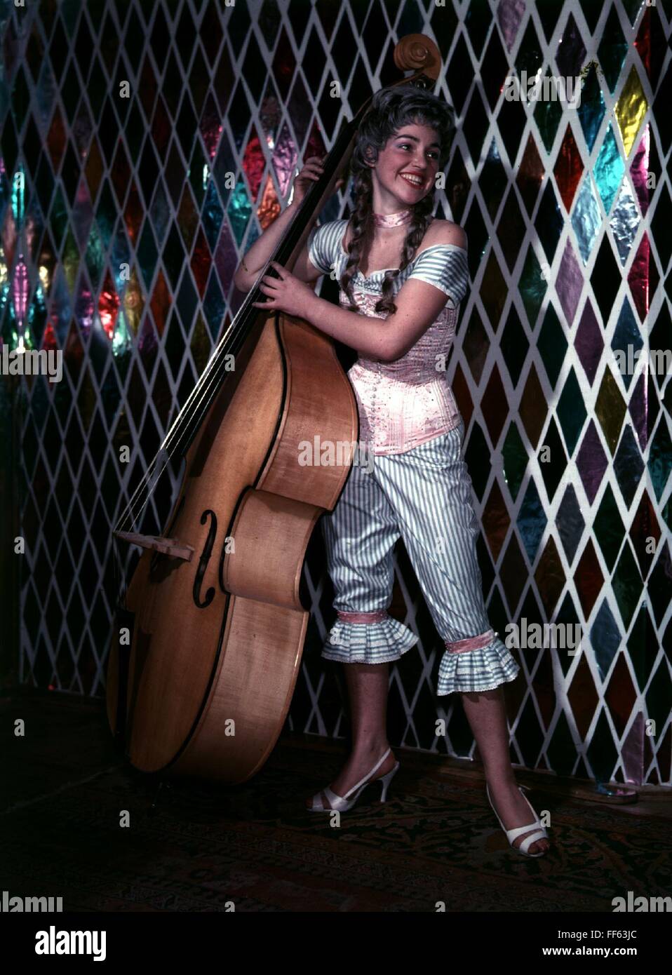 fasching, junge Frau im Kostüm mit Corsage und Perücke, Kontrabass haltend, Zusatzrechte-Clearenzen-nicht lieferbar Stockfoto