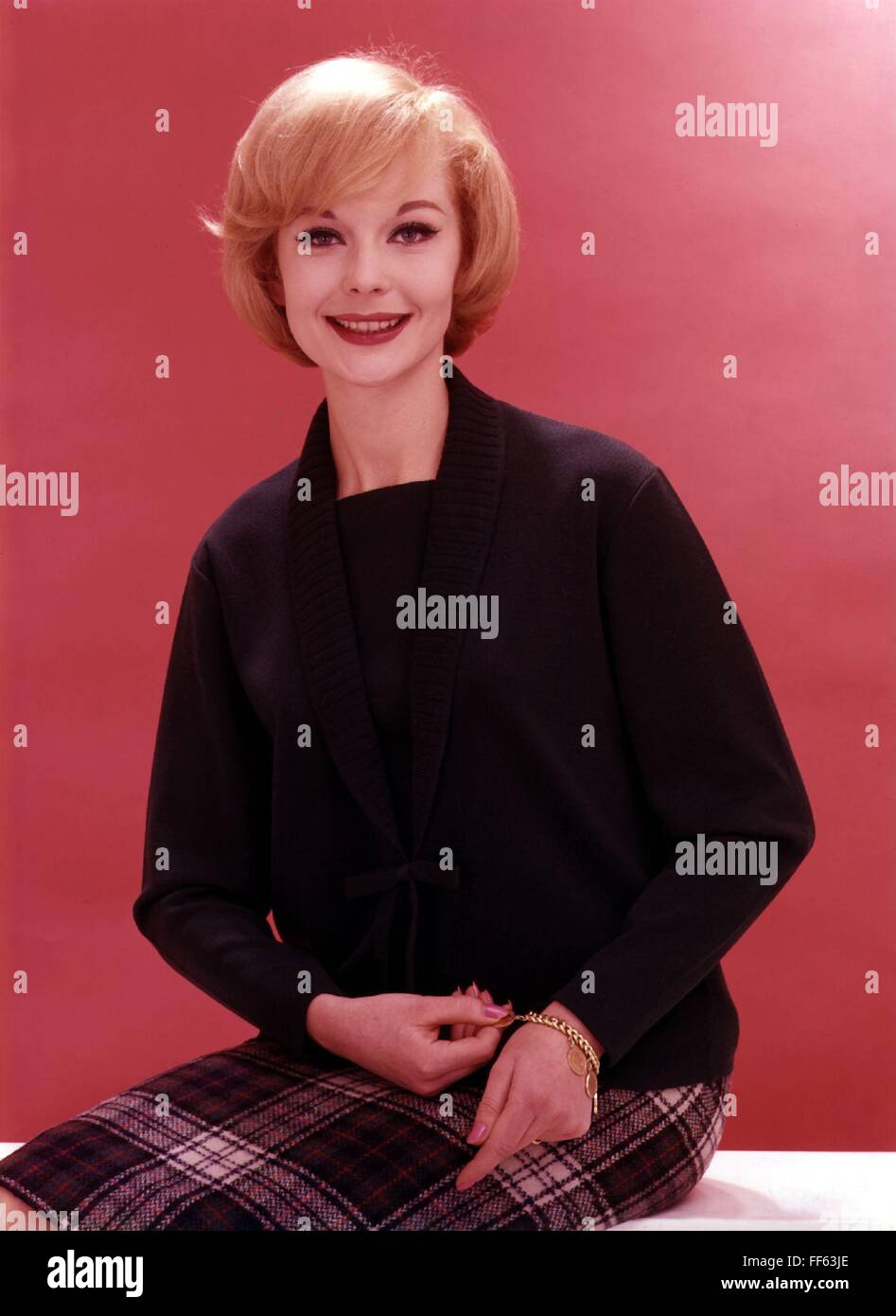 Mode, 60er Jahre, Damenmode, Frau trägt schwarzen Twin Set, zusätzliche-Rights-Clearences-nicht verfügbar Stockfoto