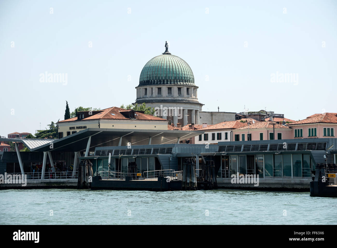 Skyline von Lido di Venezia gegenüber der Lagune von Venedig in Norditalien. Das jährliche Filmfestival in Venedig findet hier Ende August statt Stockfoto