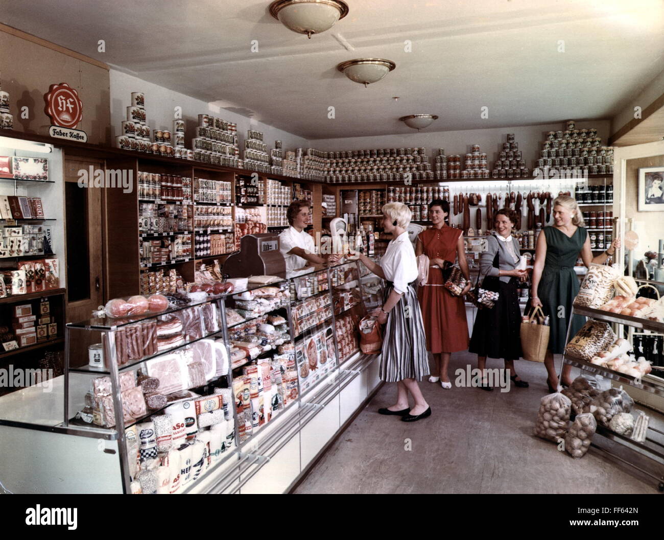 Shop interior 1950s -Fotos und -Bildmaterial in hoher Auflösung Foto