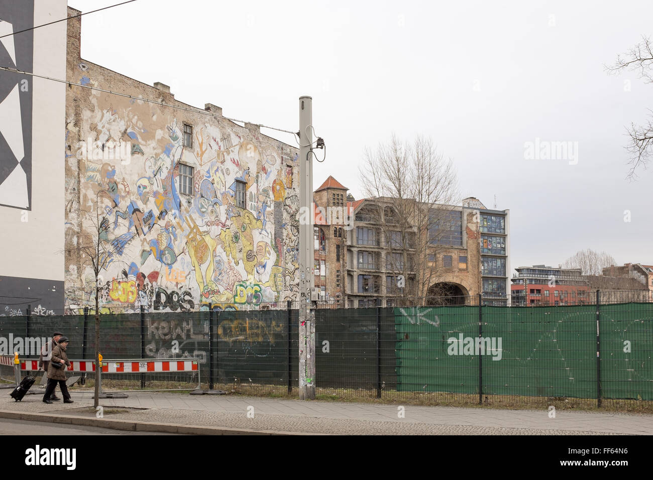 BERLIN - Januar 27: Das Kunsthaus Tacheles von der Rückseite am 27. Januar 2016 in Berlin. Das Tacheles wurde ein Kunstzentrum in Berlin Stockfoto